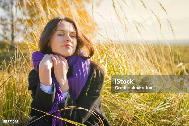 Junge Frau Genießen Die Sonne Stockfoto und mehr Bilder von Eine Frau allein - Eine Frau allein, Frauen, Augen geschlossen