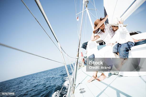 Familia De Navegación Foto de stock y más banco de imágenes de Familia - Familia, Riqueza, Madre