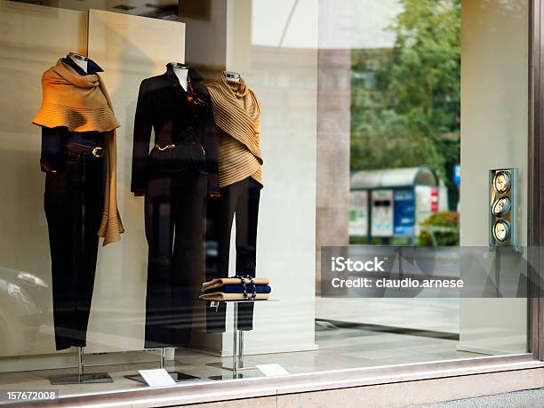 Photo libre de droit de Fenêtres Avec Délégants Vêtements Image En Couleur banque d'images et plus d'images libres de droit de Mannequin - Équipement de commerce