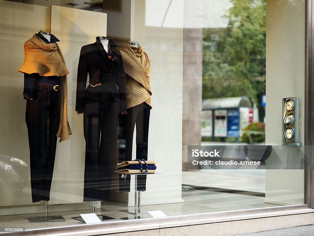 Janelas de Display com elegante vestuário. Imagem a cores - Foto de stock de Manequim royalty-free