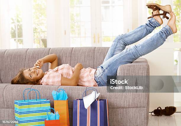 Glückliche Junge Frau Spricht Am Telefon Stockfoto und mehr Bilder von Einkaufen - Einkaufen, Entspannung, Einkaufstasche