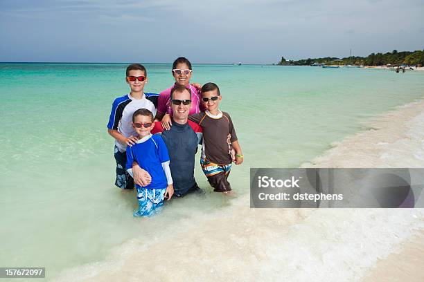 Familien Portrait Am Strand Stockfoto und mehr Bilder von 10-11 Jahre - 10-11 Jahre, 4-5 Jahre, 8-9 Jahre