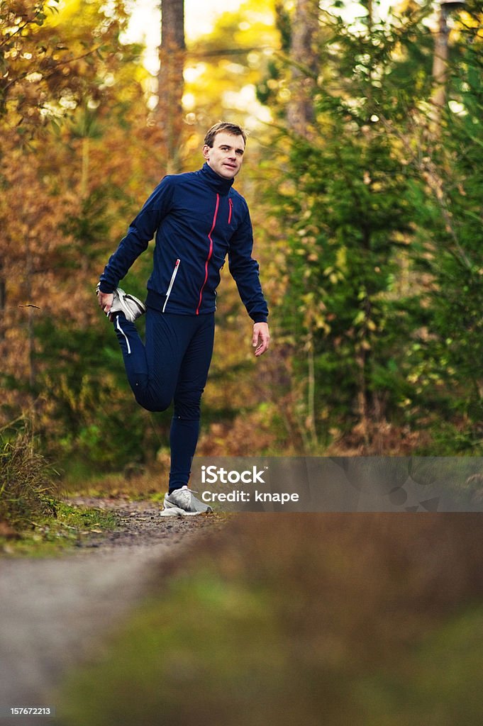Homem Alongando-outono trail - Foto de stock de 30 Anos royalty-free