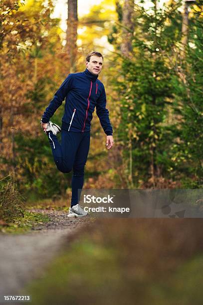 Foto de Homem Alongandooutono Trail e mais fotos de stock de 30 Anos - 30 Anos, 35-39 Anos, 40-44 anos