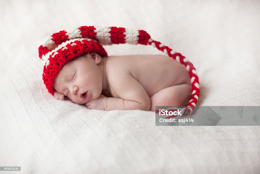 Neonato con Rosso Bianco Cappello Folletto di stile - Foto stock royalty-free di Ambientazione interna