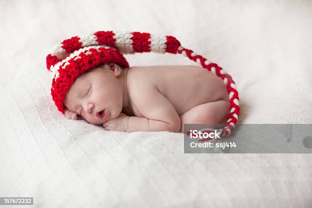 Neonato Con Rosso Bianco Cappello Folletto Di Stile - Fotografie stock e altre immagini di Ambientazione interna