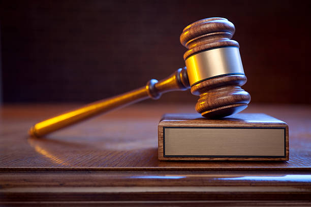 sprawiedliwości, młotek i blok na judge's ławka z pustym płytki - gavel law legal system auction zdjęcia i obrazy z banku zdjęć