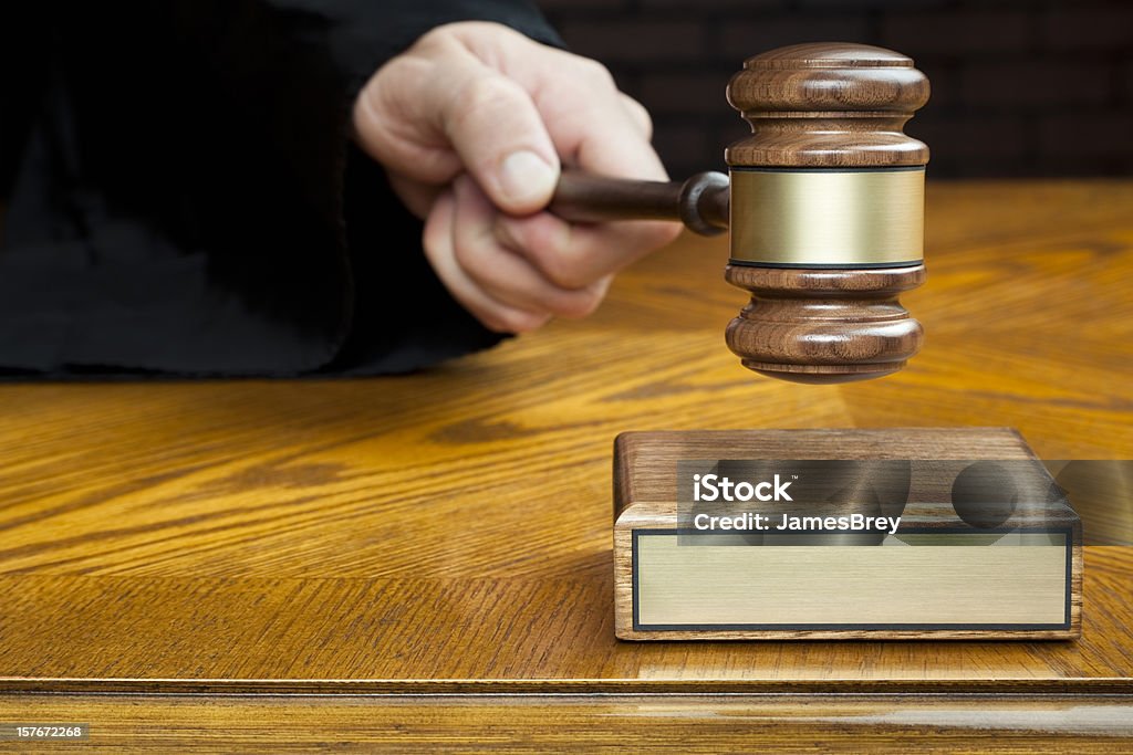 正義のハンド kg 小槌をブロックに空白板 - 宣告のロイヤリティフリーストックフォト