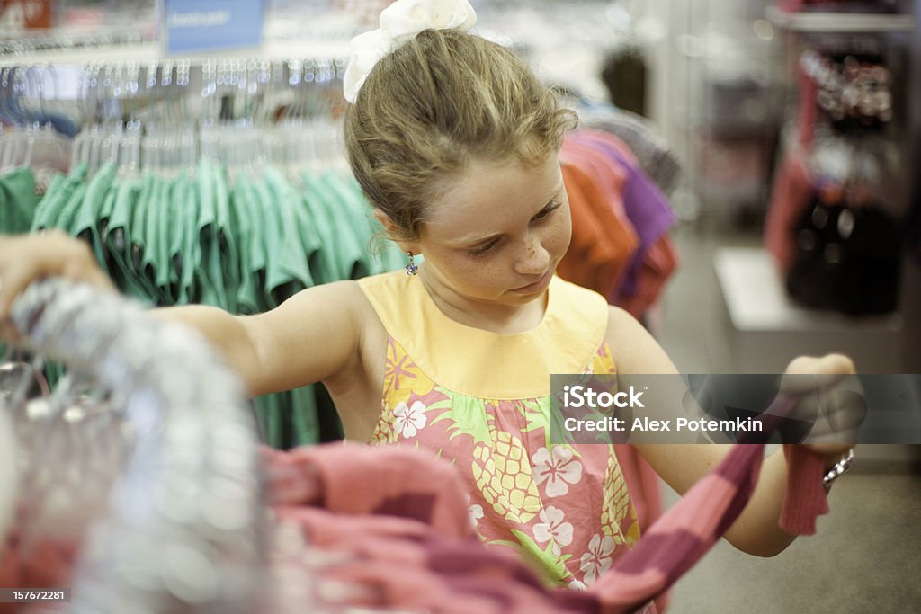 Kleines Mädchen Shopping für Kleidung im store - Lizenzfrei 10-11 Jahre Stock-Foto