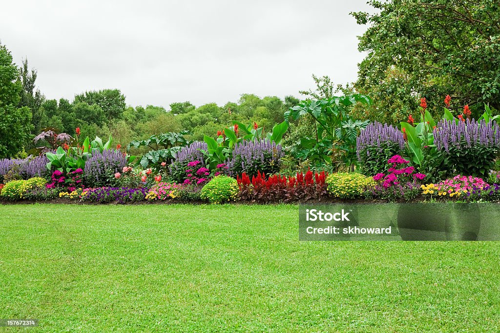 Лужайка и Формальный сад - Стоковые фото Задний или передний двор роялти-фри