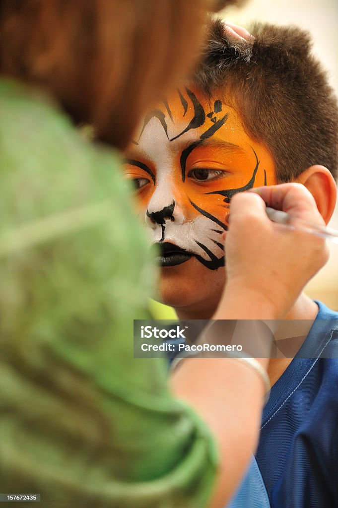 Kleiner Junge, ein tiger Maske painted auf seine hace - Lizenzfrei Kind Stock-Foto