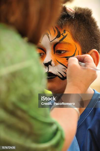 Kleiner Junge Ein Tiger Maske Painted Auf Seine Hace Stockfoto und mehr Bilder von Kind