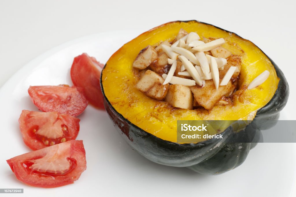 Cocido calabaza bellota con manzanas y tuercas - Foto de stock de Calabaza bellota libre de derechos