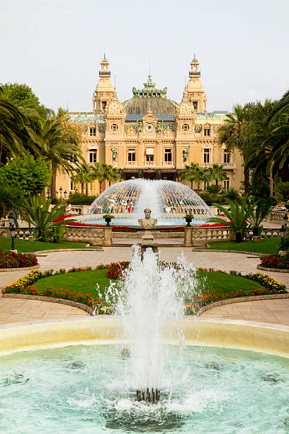 monte carlo casino con fuentes - principado de mónaco fotografías e imágenes de stock