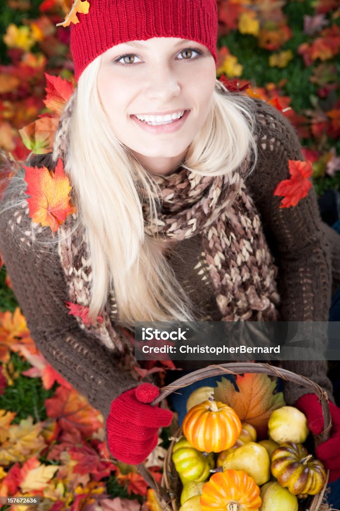 Lächelnd Frau holding Korb mit Kürbisse - Lizenzfrei Frauen Stock-Foto