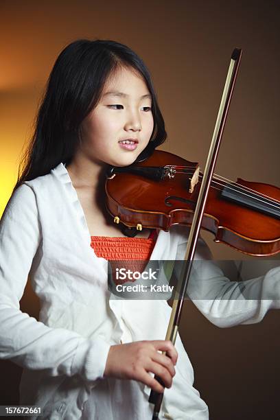Young Asian Violinista Foto de stock y más banco de imágenes de 6-7 años - 6-7 años, Agarrar, Aprender