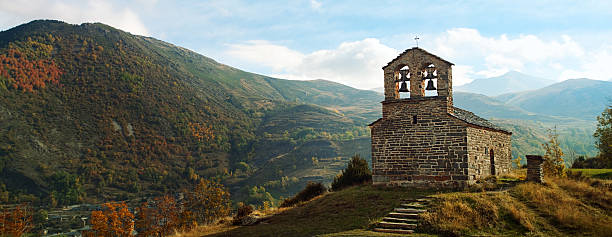 mountain kirche in den pyrenäen - romanesque stock-fotos und bilder