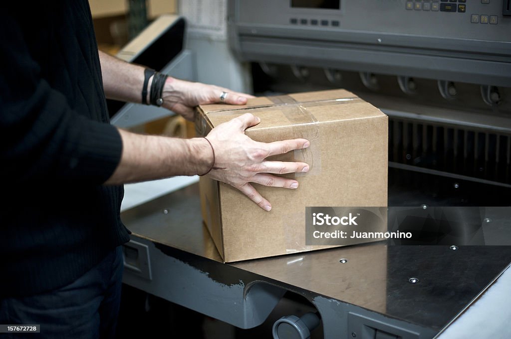 Handhabung ein package - Lizenzfrei Postsortierstelle Stock-Foto