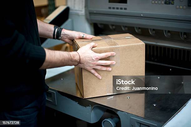 Tratamento De Um Pacote - Fotografias de stock e mais imagens de Escritório de Triagem Postal - Escritório de Triagem Postal, Machinery, Correio