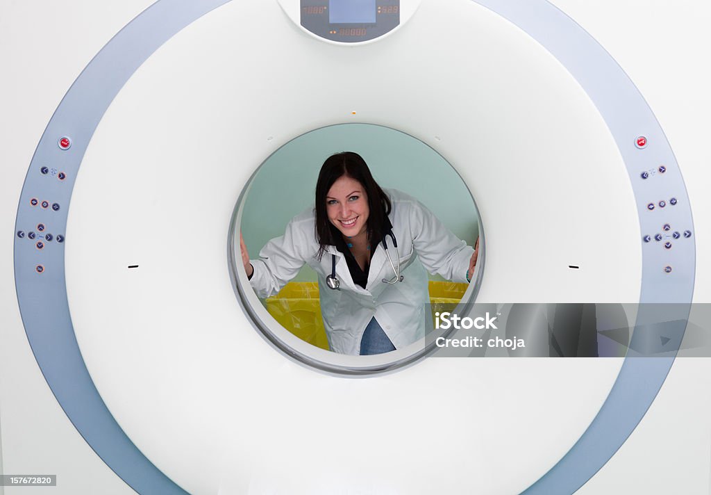 美しい研修生医師の CAT スキャン装置 - CTのロイヤリティフリーストックフォト