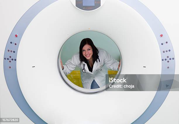 美しい研修生医師の Cat スキャン装置 - CTのストックフォトや画像を多数ご用意 - CT, 機械, CTスキャナー