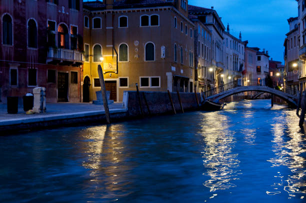 venezia canal grande scena, subito dopo il tramonto - photography urban scene venice italy veneto foto e immagini stock