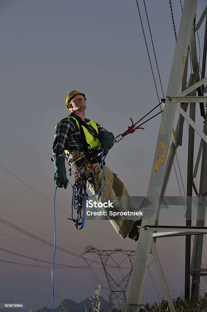 Power utility-Arbeiter Abseilen von Hochspannungsmasten - Lizenzfrei Wartungsarbeiter Stock-Foto