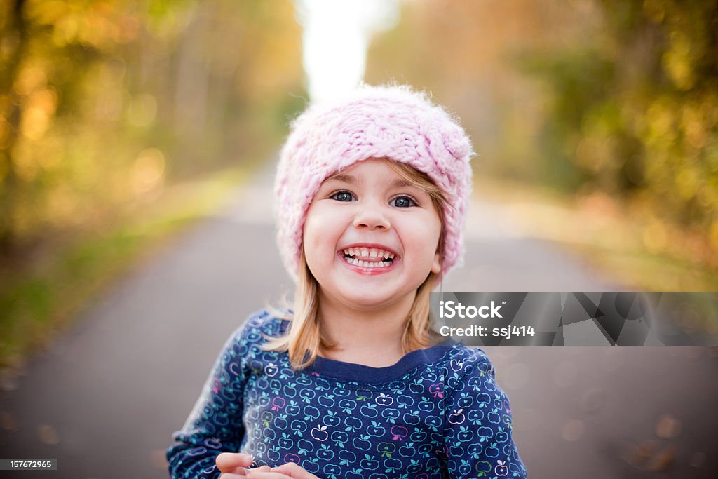 Niña sonriente y feliz jugando al aire libre - Foto de stock de Aire libre libre de derechos