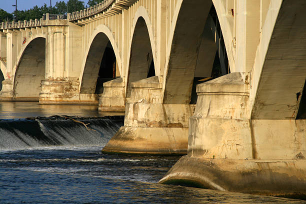 puente de la tercera avenida sobre el río mississippi headwaters: cataratas de saint anthony - puente de la tercera avenida fotografías e imágenes de stock