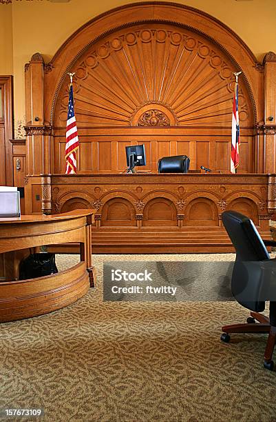 American Sala De Tribunal Vertical - Fotografias de stock e mais imagens de Sala de Tribunal - Sala de Tribunal, Interior, Cultura Americana