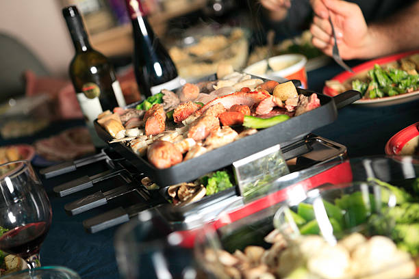 raclette cultura suíça - salad food and drink food lettuce imagens e fotografias de stock