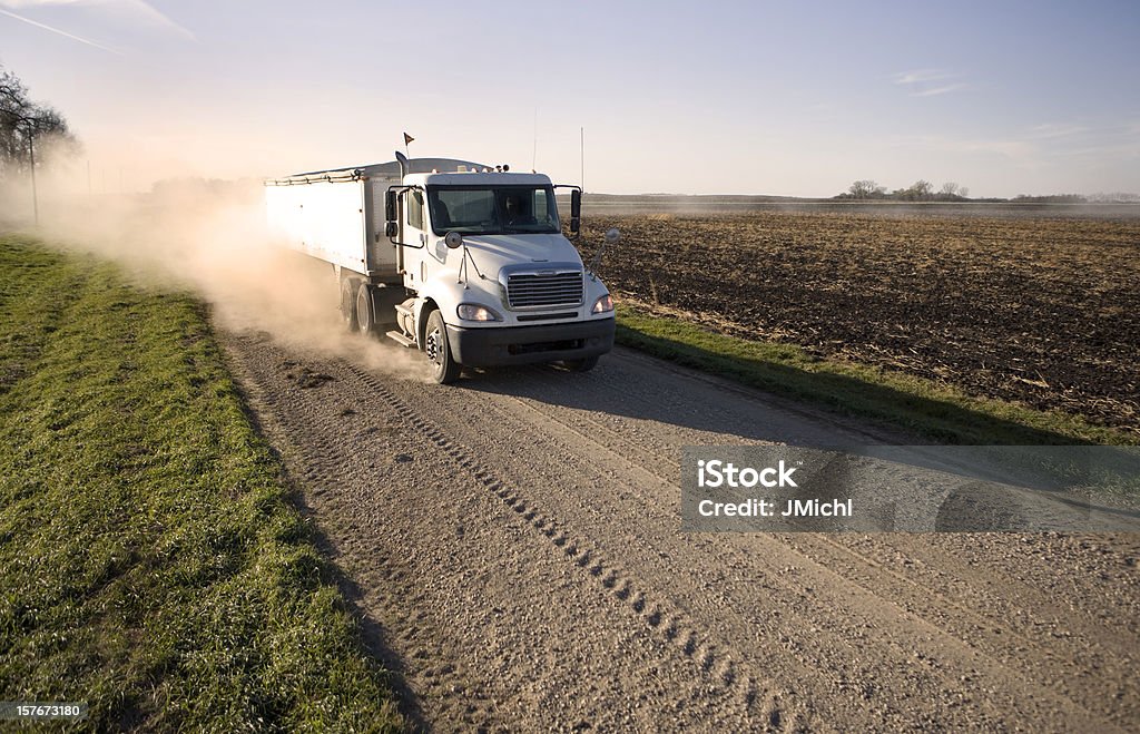 Carro de grano hauling en polvorientas camino rural región central de los Estados Unidos. - Foto de stock de Grano - Planta libre de derechos