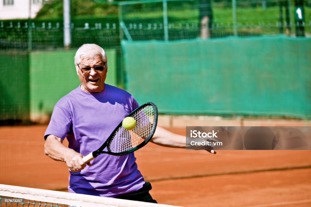 Alter Mann tennis-Spieler auf das Tor - Lizenzfrei Tennis Stock-Foto