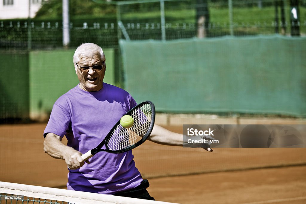 Uomo anziano Giocatore di tennis in rete - Foto stock royalty-free di Tennis