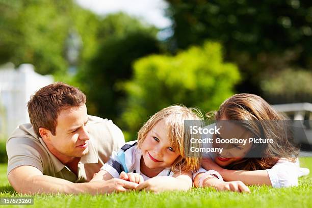 Kleiner Junge Mit Seinen Eltern Verbringen Zeit Zusammen Stockfoto und mehr Bilder von Beide Elternteile