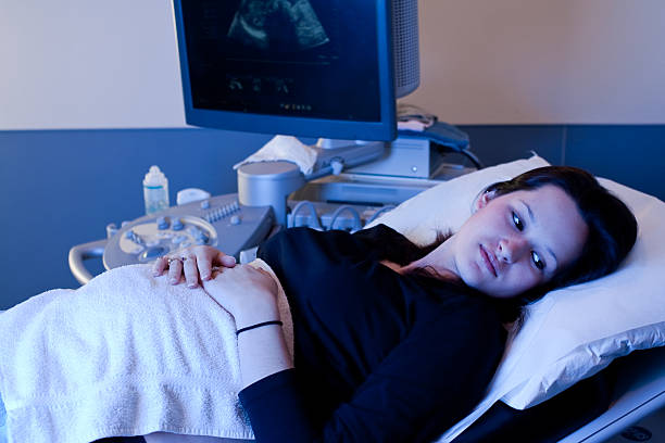 femme enceinte après examen des ultrasons - human pregnancy ultrasound medical exam doctor photos et images de collection