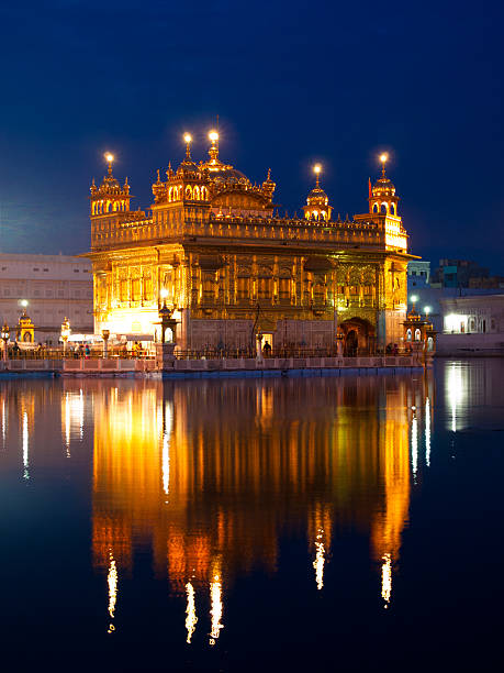 золотой храм, амритсар, индия - golden temple стоковые фото и изображения