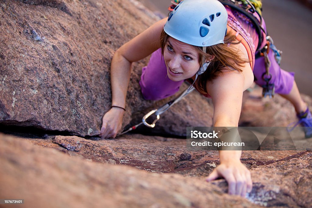 Jovem mulher conduzindo uma escalada Estrada no Colorado - Royalty-free Escalar Rochas Foto de stock