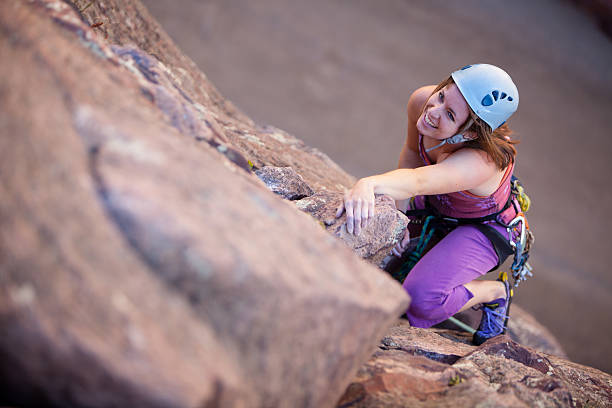 jovem mulher conduzindo uma escalada estrada no colorado - people strength leadership remote imagens e fotografias de stock