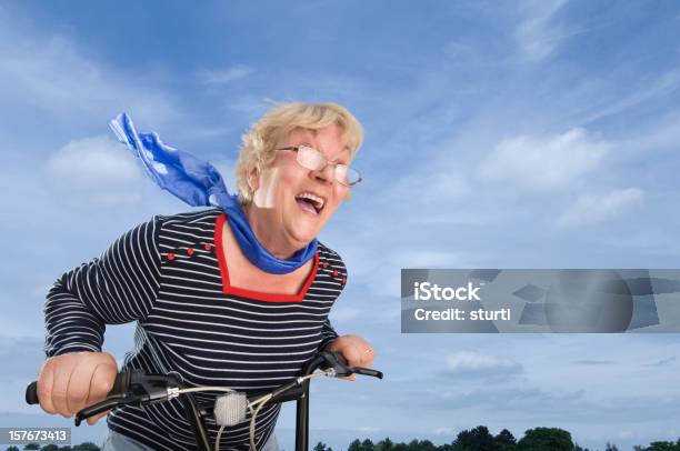 Mujer Mayor Avanzado En Una Bicicleta Foto de stock y más banco de imágenes de Humor - Humor, Bicicleta, Andar en bicicleta