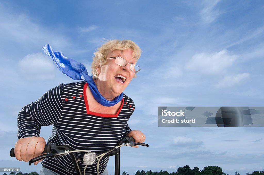 Mulher sênior em uma bicicleta alta - Foto de stock de Humor royalty-free
