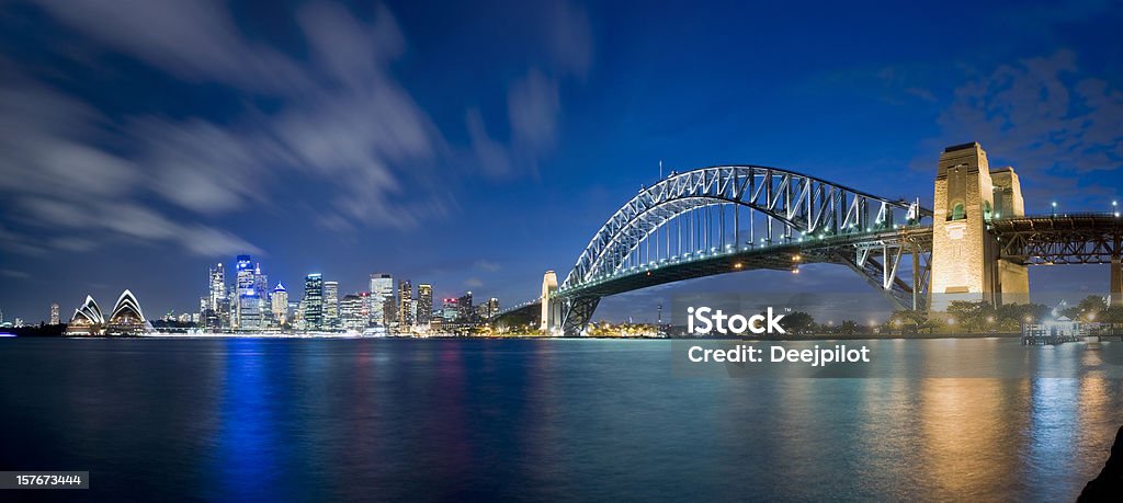De Sydney Harbour Bridge et les toits de la ville en Australie - Photo de Aube libre de droits
