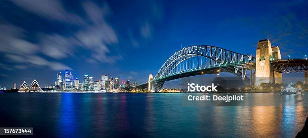 Мост Sydney Harbour В Австралии И Очертания Города — стоковые фотографии и другие картинки Австралия - Австралазия - Австралия - Австралазия, Большой город, Вечерние сумерки