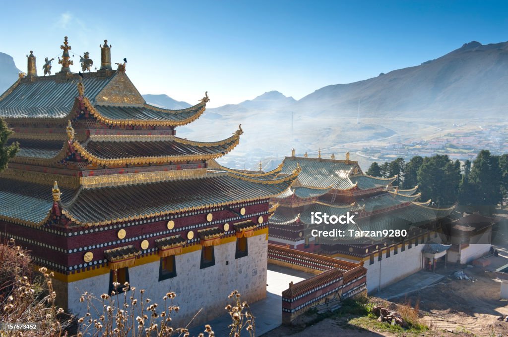 Templo de Lama en misty por la mañana - Foto de stock de Templo libre de derechos