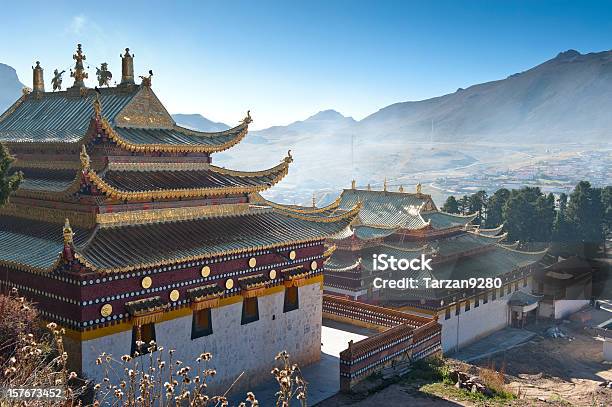 Templo De Lama En Misty Por La Mañana Foto de stock y más banco de imágenes de Templo - Templo, China, Cultura china