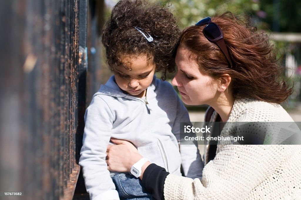 Mãe Consolar infeliz a filha, idade inferior a 4 anos, Horizontal - Royalty-free Criança Foto de stock
