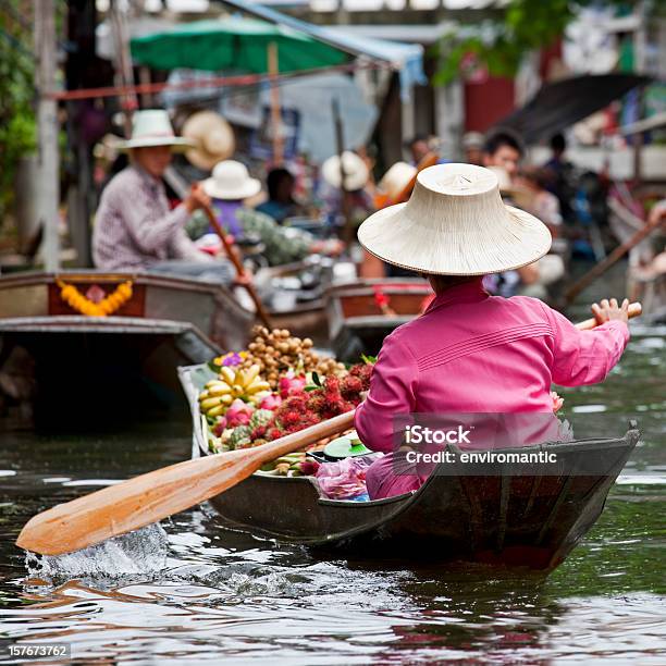 Photo libre de droit de Vendeur De Fruits Dans Un Marché Flottant En Thaïlande banque d'images et plus d'images libres de droit de Marché flottant