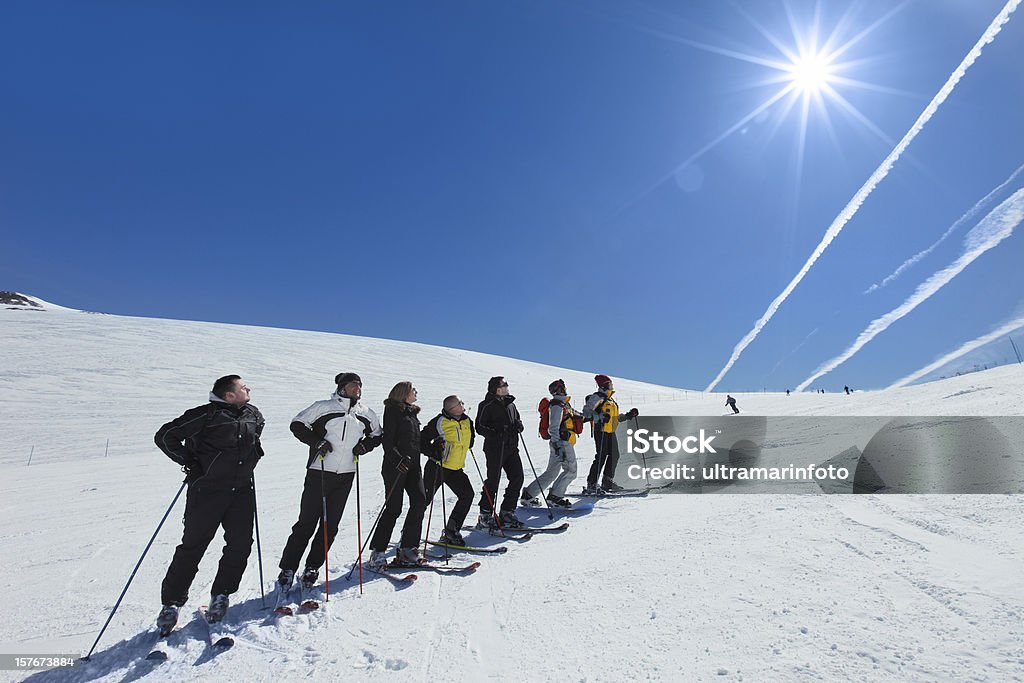 Команда Лыжи - Стоковые фото Большая группа людей роялти-фри