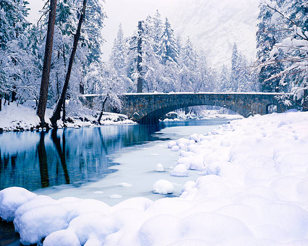 inverno nel parco nazionale di yosemite - winter river foto e immagini stock