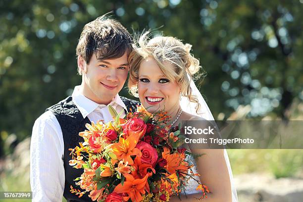 Atractivo Fotos De Boda Foto de stock y más banco de imágenes de Boda - Boda, Abrazar, Adulto